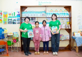 Trao tặng tủ sách và xe đạp mới cho học sinh vùng biên Bản Bù