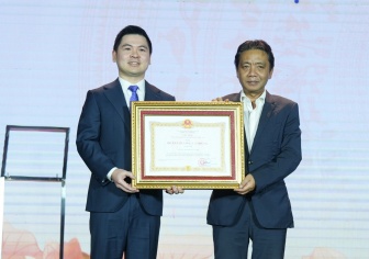 CLB bóng đá Hà Nội vinh dự đón nhận Huân chương Lao động hạng Nhì