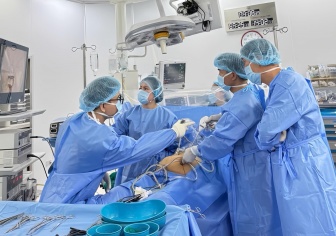 Vinmec Đà Nẵng mổ cấp cứu loại bỏ khối u buồng trứng khổng lồ cho bệnh nhân suy thận