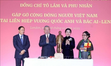 Tổng Bí thư gặp gỡ cộng đồng người Việt Nam và cán bộ Đại sứ quán Việt Nam tại Anh