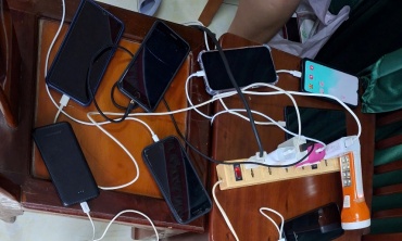 Ấm lòng những ‘trạm sạc 0 đồng’ ở vùng lũ xứ Huế