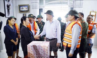 Tổng Bí thư Tô Lâm thăm, tặng quà người dân bị ảnh hưởng do mưa lũ tại Huế