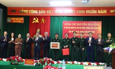 Phó Thủ tướng Thường trực Nguyễn Hòa Bình thăm Đồn biên phòng Cửa khẩu quốc tế Cầu Treo