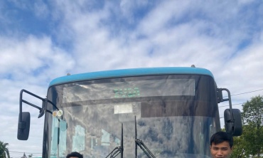 Nhân viên xe buýt Transerco hỗ trợ hành khách bị ngất trên xe đi cấp cứu