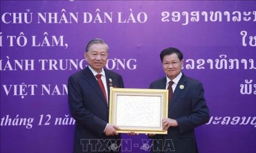Tổng Bí thư Tô Lâm nhận Huân chương Vàng Quốc gia của Nhà nước Lào