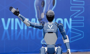 Việt Nam sắp có robot hình người tự sạc, tự đứng dậy