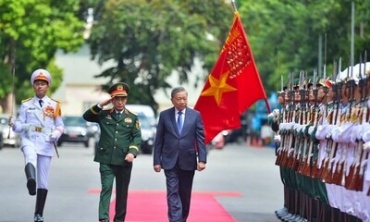 Quân đội nhân dân vững bước dưới cờ Đảng quang vinh