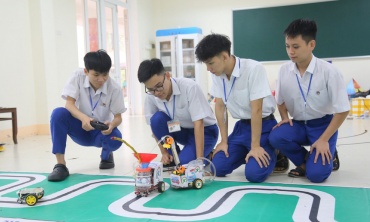 Từ đam mê robot đến giải Nhất sân chơi công nghệ