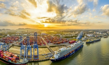 Vượt “sóng” thuế quan, Việt Nam giữ ngôi quán quân tăng trưởng châu Á