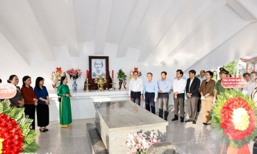 Chủ tịch Quốc hội Trần Thanh Mẫn dâng hương, viếng mộ Cụ Phó bảng Nguyễn Sinh Sắc