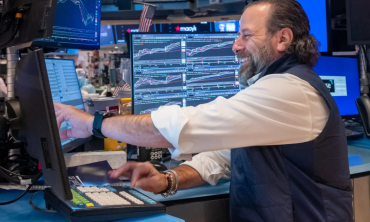 Chứng khoán Mỹ tăng điểm mạnh dù Nvidia bị nghi ngờ, giá dầu lao dốc sau tin Iran