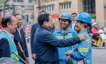 Thủ tướng Phạm Minh Chính cảm ơn, tặng quà công nhân vệ sinh môi trường tại Thủ đô
