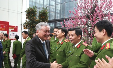 Phó Thủ tướng Thường trực Nguyễn Hòa Bình thăm, chúc Tết cán bộ, chiến sĩ Cục C03