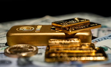 Vàng sụt giá do USD mạnh lên, SPDR Gold Trust mua thêm gần 8 tấn