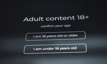 Hàng trăm nhà nghiên cứu từ 29 quốc gia kêu gọi tạm dừng xác minh tuổi trực tuyến