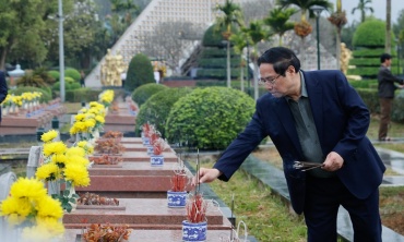 Thủ tướng dâng hương tưởng niệm Chủ tịch Hồ Chí Minh và các Anh hùng, liệt sĩ tại Điện Biên