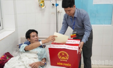 Xúc động những lá phiếu được bỏ ngay tại giường bệnh