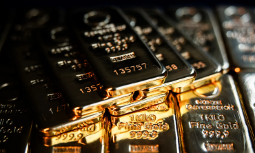 Giá vàng cầm cự mốc chủ chốt, USD sụt giá, SPDR Gold Trust bán ròng