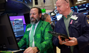 Chứng khoán Mỹ giữ đà hồi phục dù giá dầu leo thang trở lại