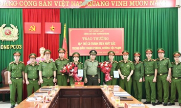 Tuyên Quang trao thưởng ban chuyên án phá đường dây buôn bán hàng cấm xuyên biên giới