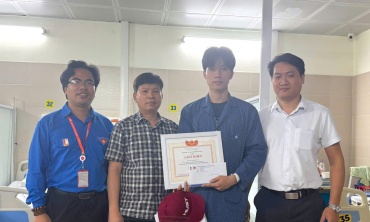 Khen thưởng nam sinh viên Bách khoa cứu 7 người trong vụ cháy tại Hà Nội