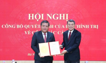 Đồng chí Lê Minh Hưng trao Quyết định của Bộ Chính trị chuẩn y đồng chí Trần Phong giữ chức Bí thư Tỉnh uỷ Khánh Hoà