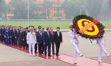 Đại biểu Quốc hội khóa XVI vào Lăng viếng Chủ tịch Hồ Chí Minh trước giờ khai mạc kỳ họp thứ nhất