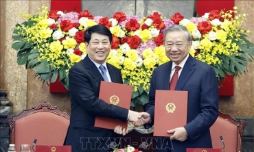 Bàn giao công tác giữa Tổng Bí thư, Chủ tịch nước Tô Lâm và nguyên Chủ tịch nước Lương Cường