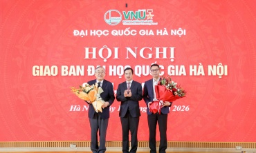 Giám đốc ĐHQGHN Bùi Thế Duy trao quyết định bổ nhiệm chức vụ Hiệu trưởng Trường Đại học Việt Nhật đối với ông Nguyễn Hoàng Oanh