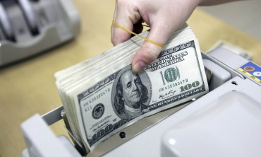 Giá USD tự do tăng vọt, ngân hàng bán ra sát mức trần