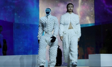Robot hình người bước lên sàn catwalk, Hàn Quốc thử nghiệm tương lai nơi AI hòa vào đời sống