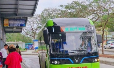Hà Nội phát hành miễn phí thẻ xe buýt gắn chip cho hành khách thuộc diện ưu tiên