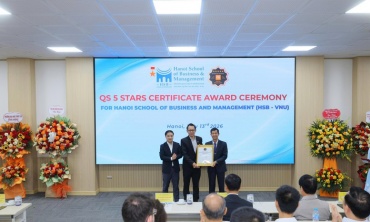 Trao chứng nhận cho trường công lập đầu tiên của Việt Nam đạt QS Stars 5 sao