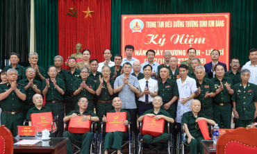Thủ tướng Lê Minh Hưng thăm, tặng quà các thương binh, bệnh binh tại Ninh Bình