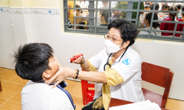 Cần Thơ: Hỗ trợ y tế và quà tặng cho thiếu nhi xã Phú Hữu nhân tháng Tri ân