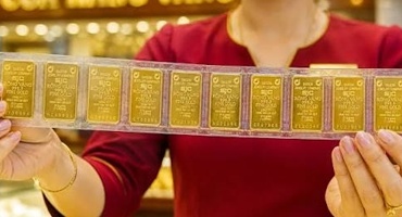 Giá vàng lao dốc, xóa sạch đà tăng ba phiên liên tiếp