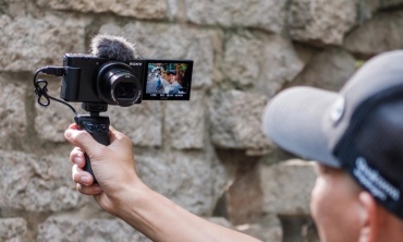 Máy ảnh Sony ZV có dễ sử dụng với người chưa biết khẩu độ và tốc độ màn trập?