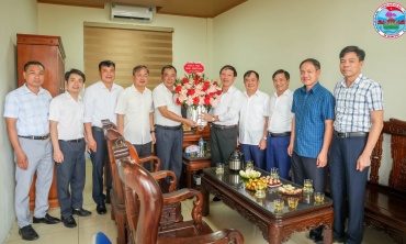 Lãnh đạo xã Hưng Đạo tặng hoa chúc mừng Ban Xây dựng Đảng nhân Ngày truyền thống ngành Tuyên giáo