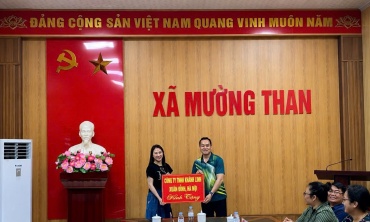 Trao tặng 200 bộ bàn ghế cho nhân dân vùng lũ xã Mường Than