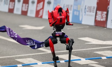 Robot hình người Trung Quốc phá kỷ lục thế giới 100m của Usain Bolt tại Đại hội Bắc Kinh