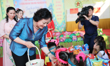 Phó Thủ tướng Phạm Thị Thanh Trà vui Tết Trung thu cùng trẻ em Tuyên Quang