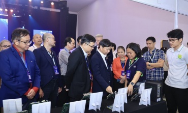 Chuyển mạnh từ sử dụng, tiếp nhận công nghệ sang làm chủ và tạo ra công nghệ