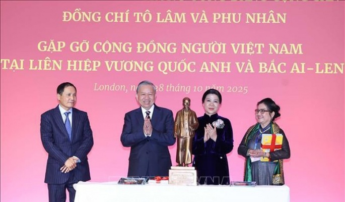 Tổng Bí thư gặp gỡ cộng đồng người Việt Nam và cán bộ Đại sứ quán Việt Nam tại Anh
