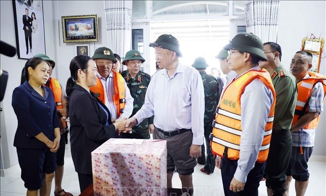 Tổng Bí thư Tô Lâm thăm, tặng quà người dân bị ảnh hưởng do mưa lũ tại Huế