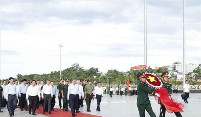 Tổng Bí thư Tô Lâm dâng hương tưởng niệm Chủ tịch Hồ Chí Minh và các anh hùng liệt sĩ tại Phú Quốc