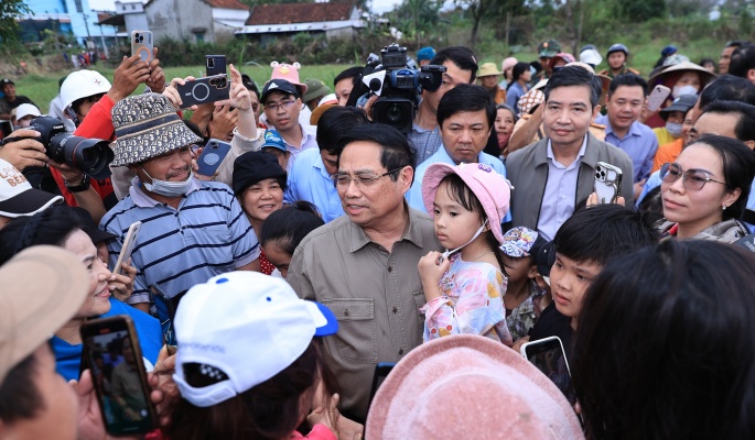 Thủ tướng thăm, động viên người dân tại 