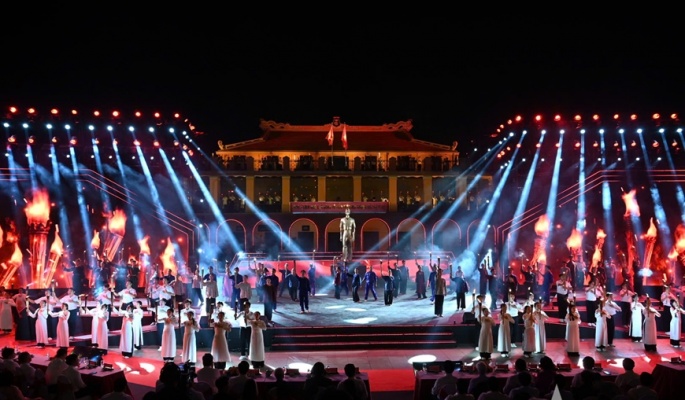 Lãnh đạo Đảng, Nhà nước dự cầu truyền hình kỷ niệm 85 năm Ngày Bác Hồ về nước trực tiếp lãnh đạo cách mạng Việt Nam