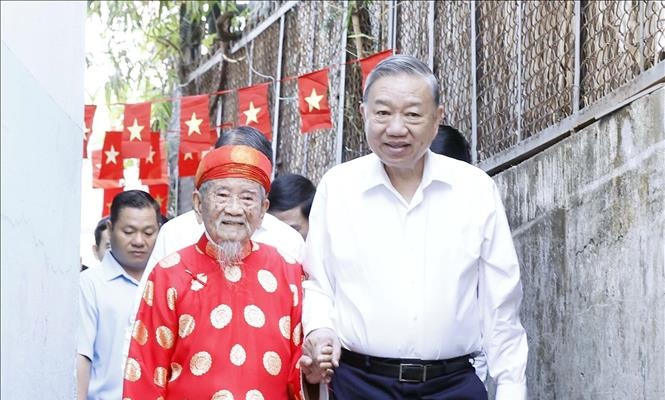 Tổng Bí thư Tô Lâm đến thăm, chúc Tết nhà nghiên cứu Nguyễn Đình Tư