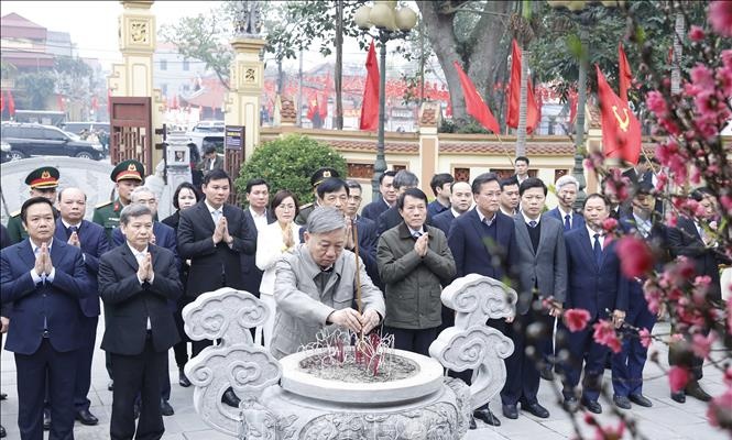 Tổng Bí thư Tô Lâm dâng hương tưởng niệm các đồng chí lãnh đạo tiền bối