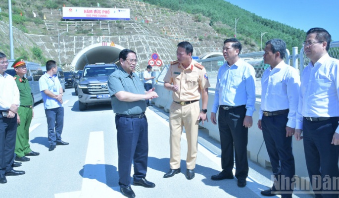 Thủ tướng Phạm Minh Chính đi kiểm tra các dự án giao thông trọng điểm khu vực miền Trung